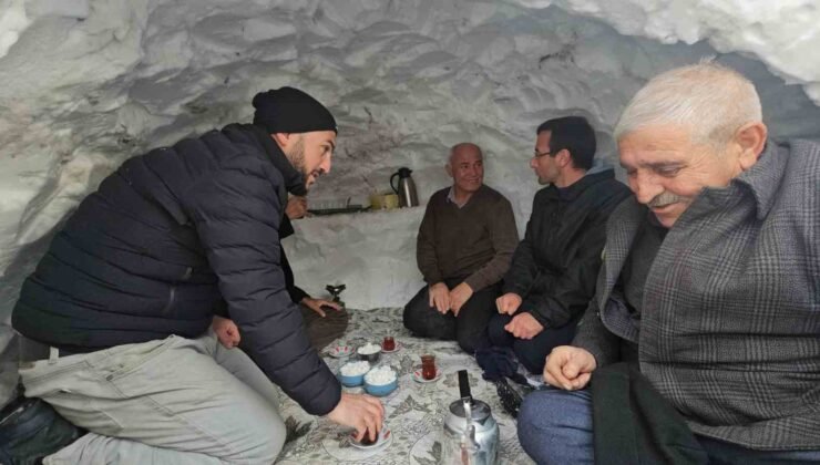 Adilcevaz’da esnaf biriken kardan çay evi yaptı