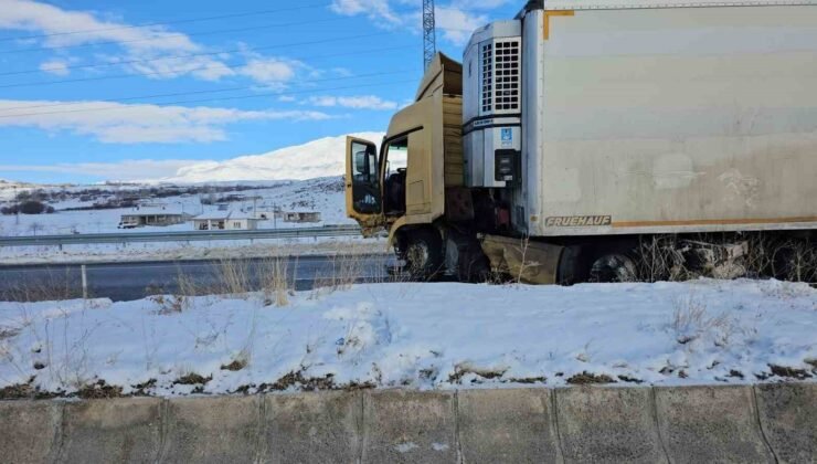 Adilcevaz’da karpuz yüklü tır kaza yaptı: 1 yaralı