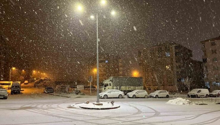 Adıyaman’da kar yağışı etkisini artırdı
