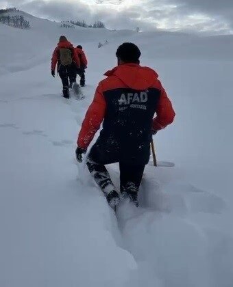 AFAD ekipleri yoğun kar altında 4 saat yürüyerek aileye ulaştı