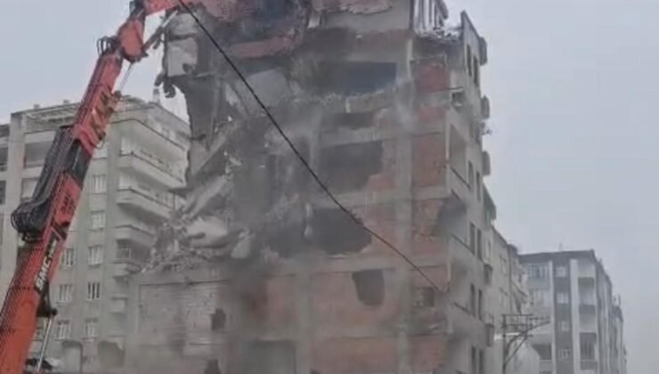 Ağır hasarlı bina tek dokunuşla yerle bir oldu