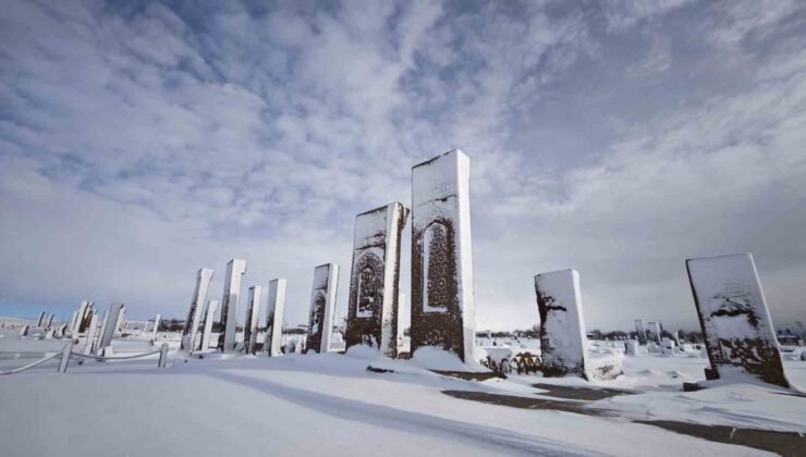 Ahlat’ın tarihi mekanlarından kartpostallık kar manzaraları