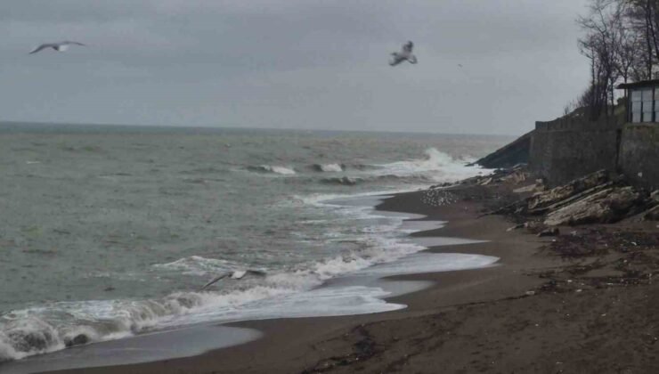Akçakoca’da sağanak ve fırtına etkili oldu: Dalgalar sahili dövdü