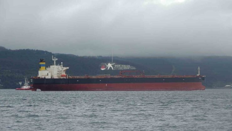 Akdeniz’de İHA ile vurulan, Bozcaada’da fırtına nedeniyle karaya oturan tanker bakım için Yalova’ya götürülüyor