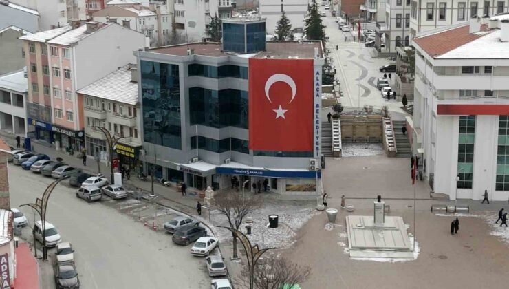 Alaca Belediyesi hizmet binasına dev Türk bayrağı astı
