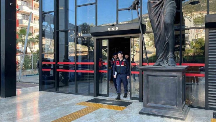 Alanya’da görevli polislerin üzerine motosiklet sürdüler, kayıta aldıkları görüntüleri sosyal medyada paylaştılar