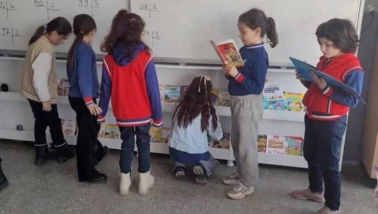 Altıntaş Zafer İlkokulu’nda sınıflara kitaplık kazandırıldı