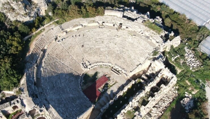 Alüvyonlarla örtülü Anadolu’nun Pompei’si Myra’da kazılar özel mülkiyet sınırlarında ilerliyor