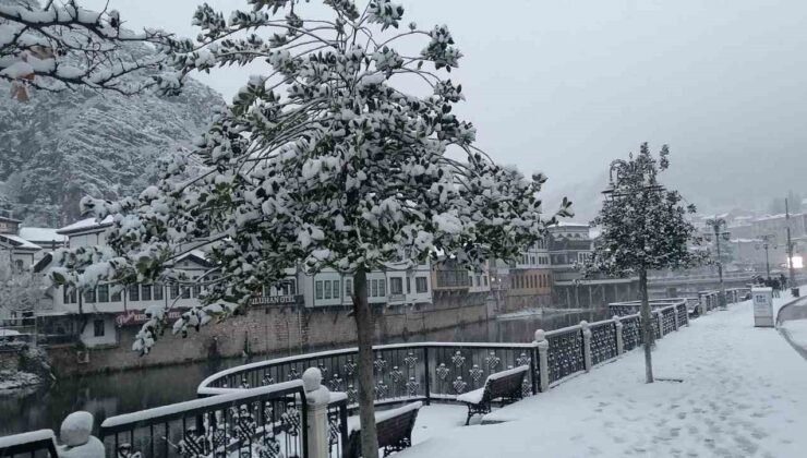 Amasya yeni yıla karla girdi, şehir beyaza büründü