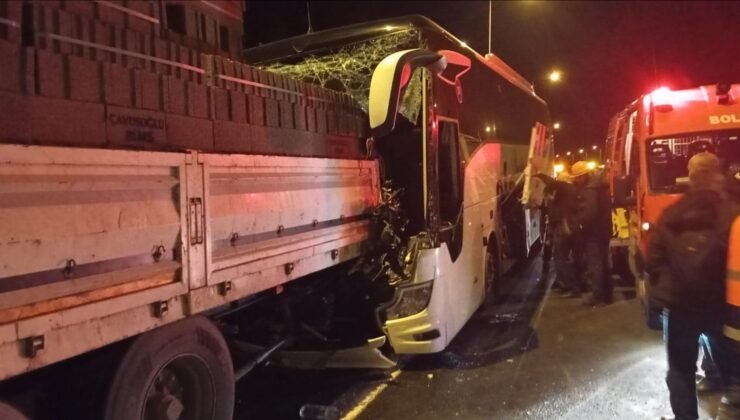 Anadolu Otoyolu’nda otobüs ile tırın karıştığı kazada ölü sayısı 2’ye yükseldi