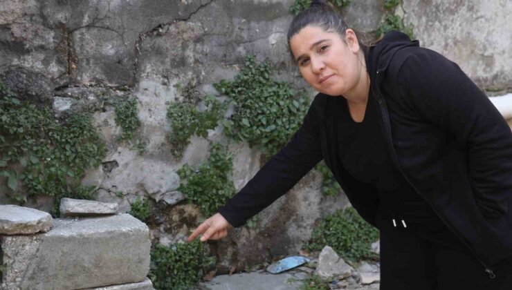 Annesinin yanındayken duvarın üzerindeki telefonu çaldı