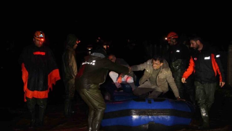 Antalya Kumluca’da sağanak yağış tarım arazilerini sular altında bıraktı, araçta mahsur kalan sürücü botla kurtarıldı