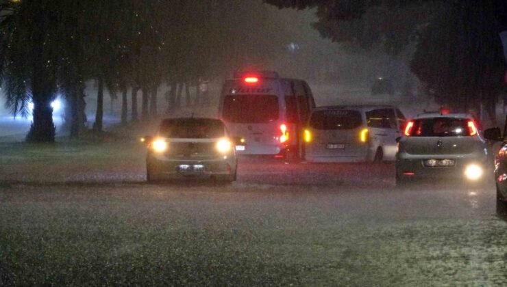 Antalya’da sağanak yolları göle döndürdü, araçların mahsur kaldığını gören diğer sürücüler kaldırımlardan ilerledi