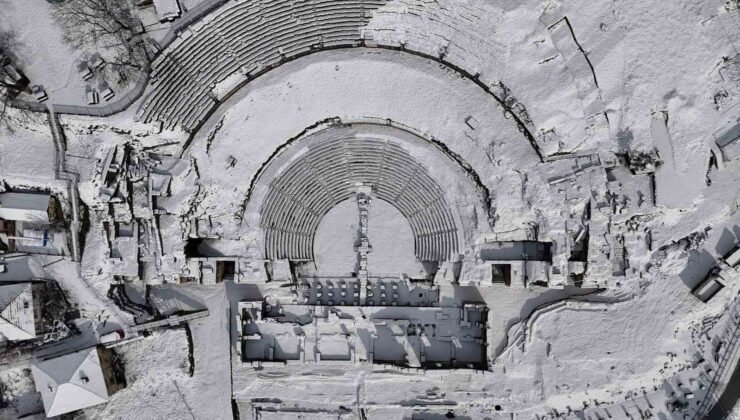 Antik kent karla kaplandı