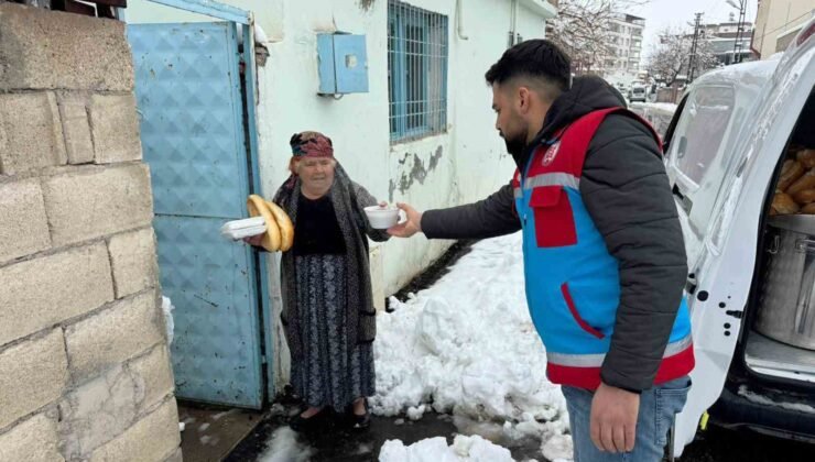 Araban’da yoğun kar yağışına rağmen 500 aileye sıcak yemek ulaştırıldı
