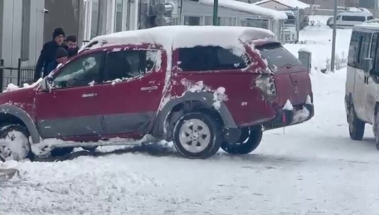 Ardahan’da buz tutan yolda araçlar ilerleyemedi