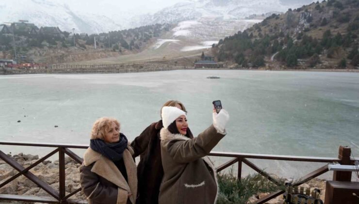 Ardıçlı Gölü buzla kaplandı