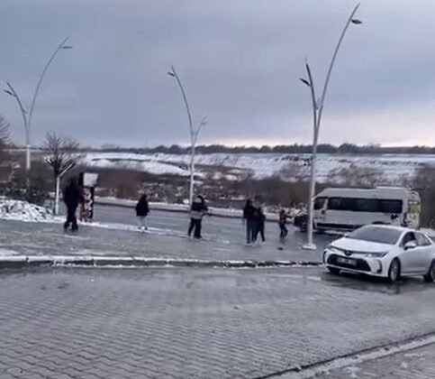 Arnavutköy’de çocukların tehlikeli oyunu sürücüleri zor durumda bıraktı