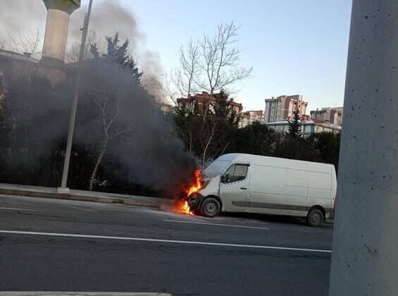Arnavutköy’de  seyir halindeki ticari araç alev aldı, o anlar kamerada