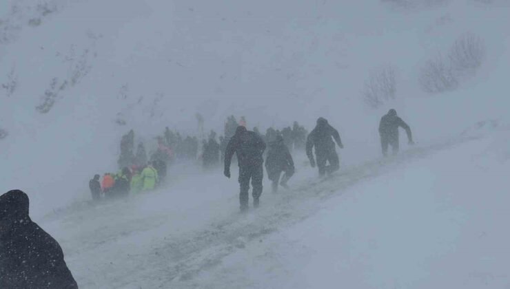 Artvin’de çığ bölgesinde arama çalışmalarına ara verildi