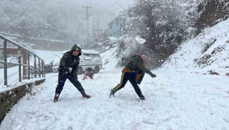 Artvin’de kar yağışı etkisini sürdürüyor