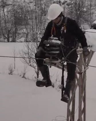 Artvin’de yoğun kar yağışına rağmen elektrik dağıtım şirketi çalışanları kesintisiz enerji için sahada