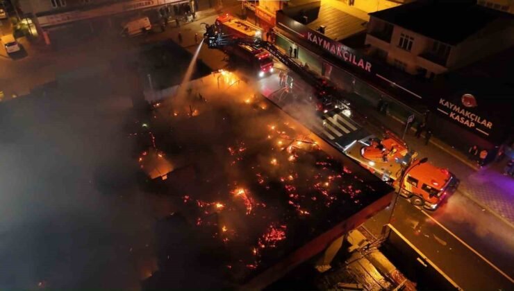 Ataşehir’de iki katlı binanın çatısında yangın