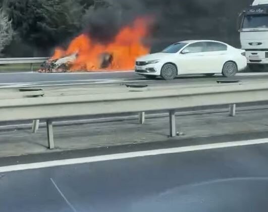 Avcılar’da seyir halindeki araç alev alev yandı