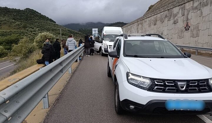 Ayvacık’ta 27 kaçak göçmen ile 2 göçmen kaçakçısı yakalandı