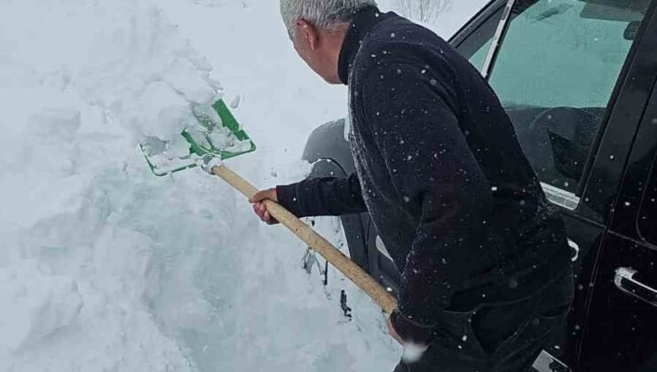 Bahçesaray’da çığ faciası son anda atlatıldı: Araçtaki aile ölümden döndü