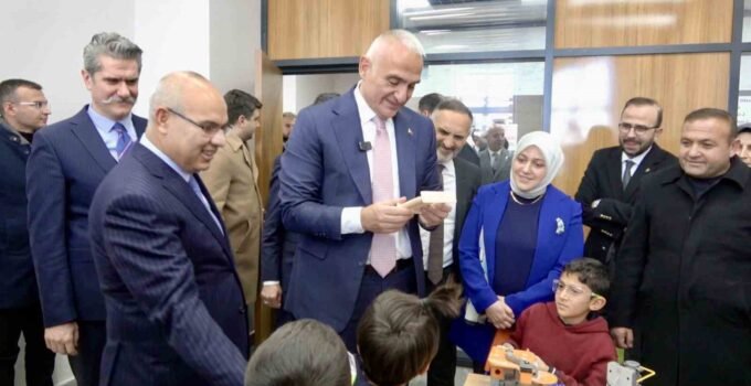 Bakan Ersoy: “Kütüphanelerimiz gençlerimizi geleceğe hazırlıyor”