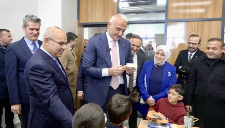 Bakan Ersoy: “Kütüphanelerimiz gençlerimizi geleceğe hazırlıyor”