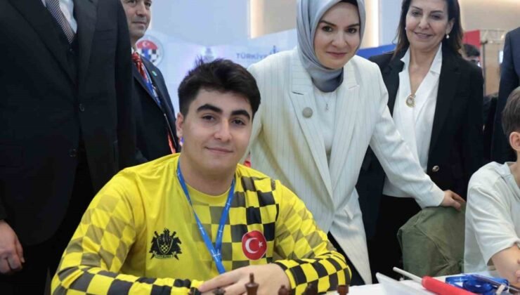 Bakan Göktaş, Türkiye Yıldızlar Satranç şampiyonu olan Topuz’u tebrik etti