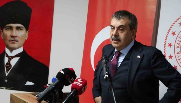Bakan Tekin Malatya’da görme engelli öğrencilerle bir araya geldi