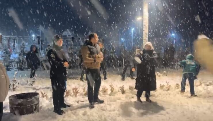 Bartın’da ilçe protokolü vatandaşlarla kartopu oynadı