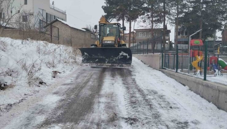 Battalgazi Belediyesi’nden okul bahçelerinde kar temizliği