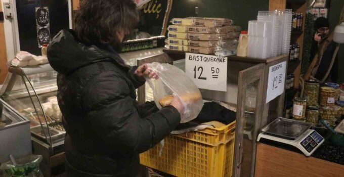 Bayat ekmek fiyatına sıcak ekmek: Mahalle esnafından emsal davranış