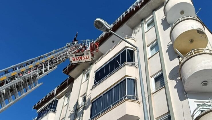 Bayburt’ta buz sarkıtları temizleniyor