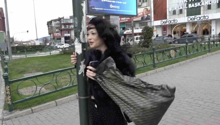 Bebek arabası lodosla birlikte sürüklenerek devrildi