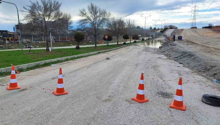 Belediye su tahliyesi yerine yolu kapattı, yapım aşamasındaki yolu açtı