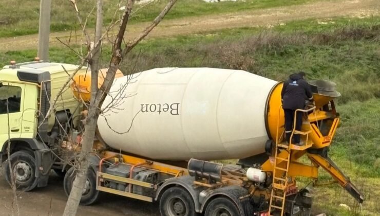 Beton mikseri boş araziye atık döktü iddiası