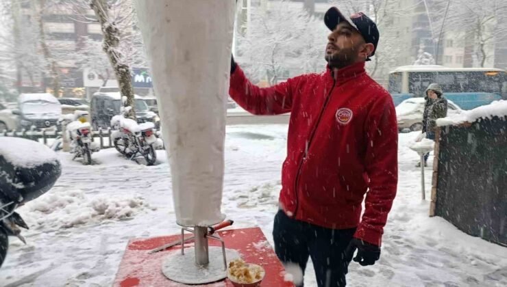 Beyaza bürünen Kahramanmaraş’ta ’karsambaç’ vazgeçilmez tatlı oldu