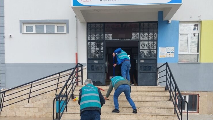 Beyşehir’de yükümlüler ara tatilde okulları temizledi