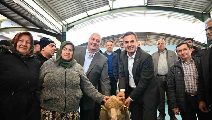 Bigadiçli üreticinin yüzünü Başkan Akın güldürdü