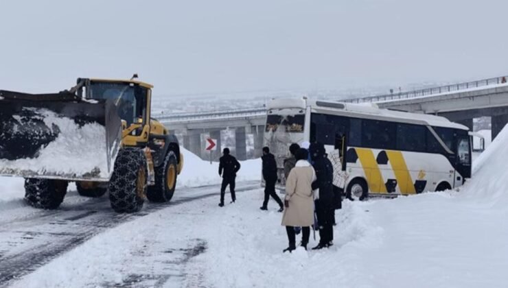 Bingöl’de kayan midibüs kara saplandı