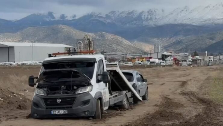 Bir çekiciyi kurtarmaya giden iki çekici de çamura saplandı
