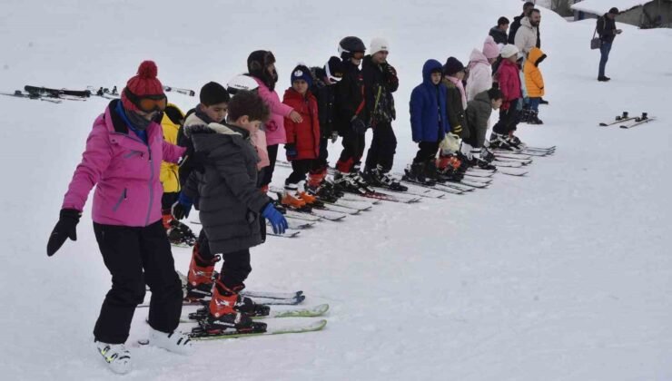 Bitlis’te çocuklar karne tatilinde kayak öğreniyor