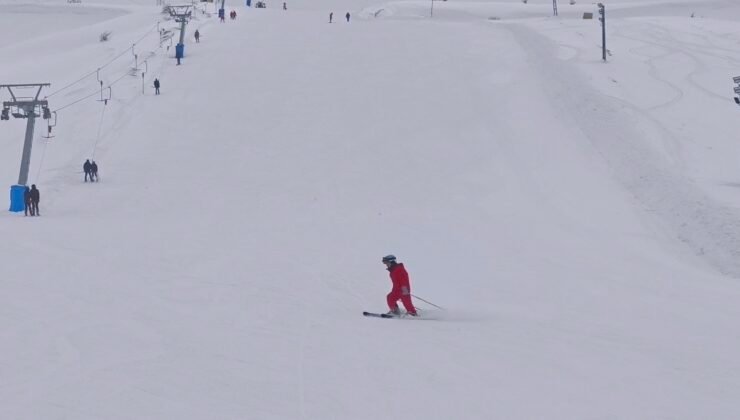 Bitlisli çocuklar tatilde kayak merkezine akın etti