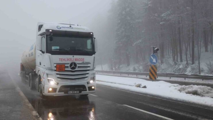 Bolu Dağı’nda sis ve hafif kar yağışı etkili oluyor: Görüş mesafesi 30 metreye düştü
