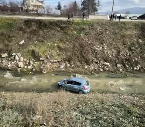 Bolu’da kontrolden çıkan otomobil, dereye uçtu: 3 yaralı